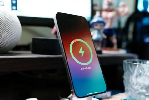 汉阴苹果15换屏服务分享用什么充电器给iPhone15充电更好 